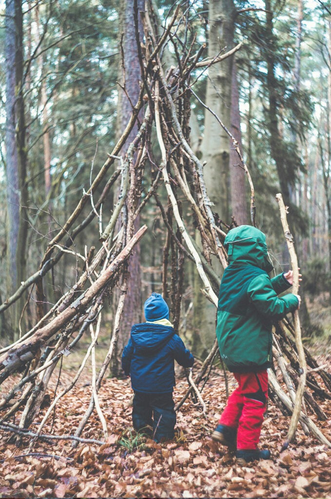 Kinder im Wald